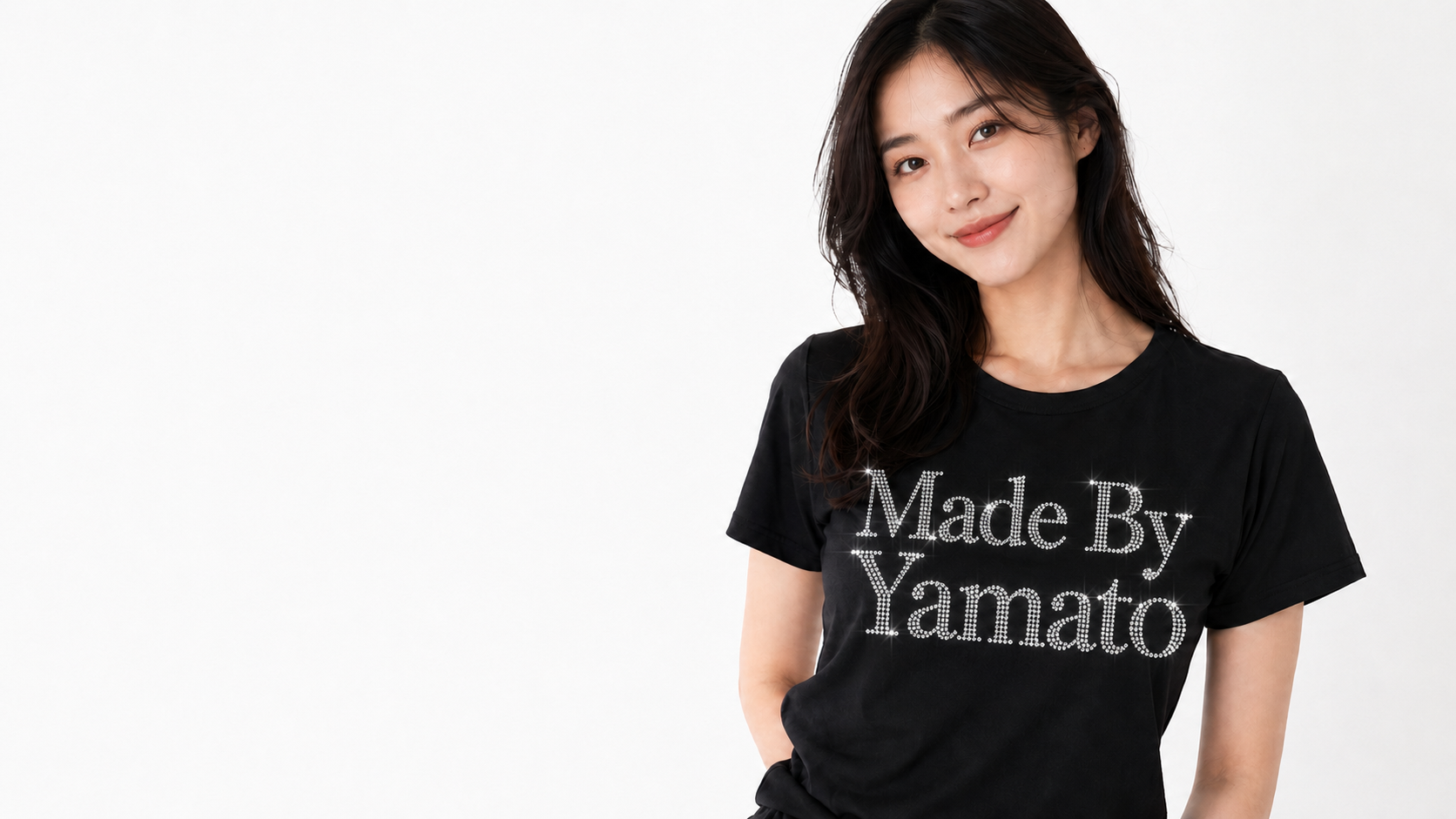 Made by Yamato ラインストーンTシャツを着用したモデル