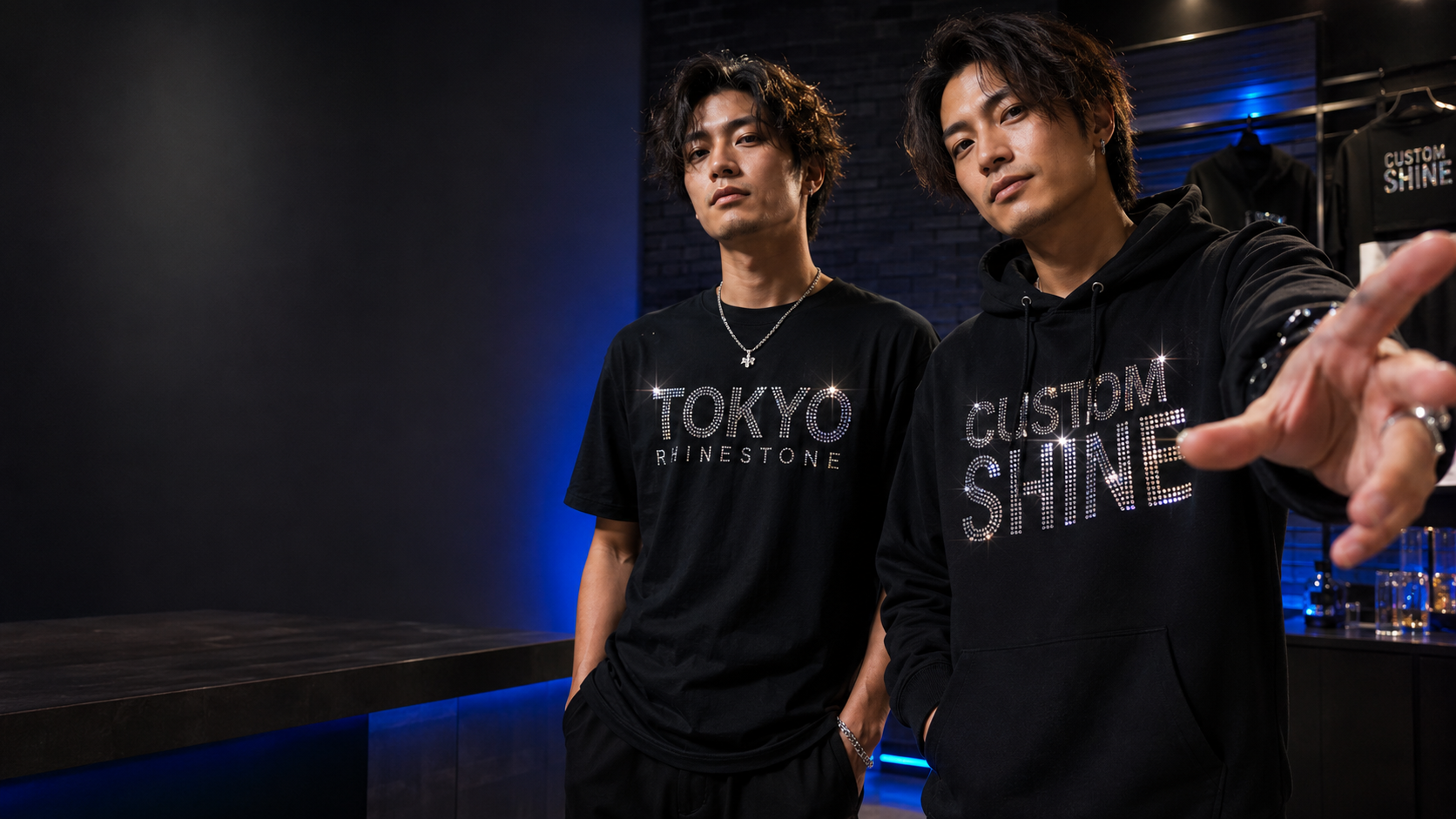 ラインストーンTシャツとフーディーを着た二人のモデル